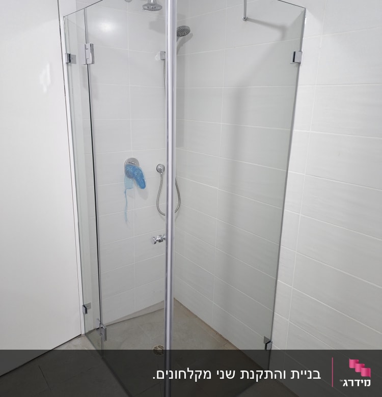 מקלחון זכוכית עם ראש מקלחת ומדף קטן